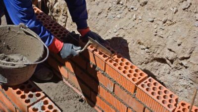 Estamos buscando albañiles y ayudantes para construir una bodega